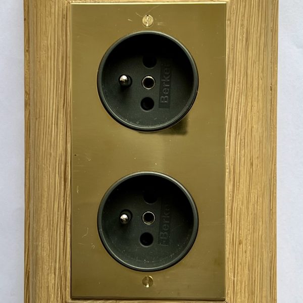 Multiprises finition chêne & laiton